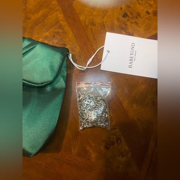 NWT-Elegant Green Satin Clutch with Chain Strap - Picture 6 of 12